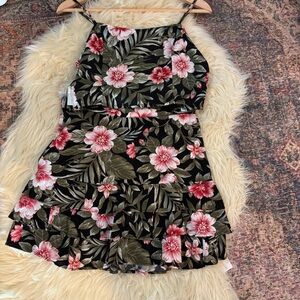 American Eagle Tropical Floral Two- Piece Set - Crop Top & Tiered Mini Skirt Med